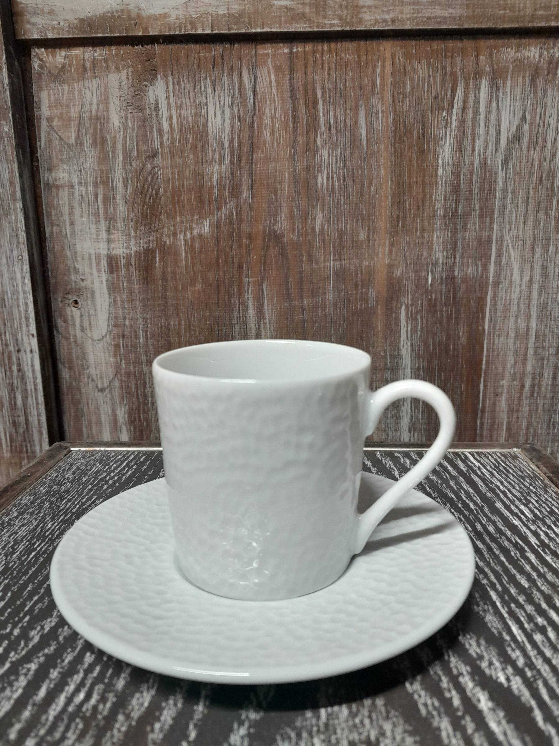 Tasse à café martelée avec soucoupe